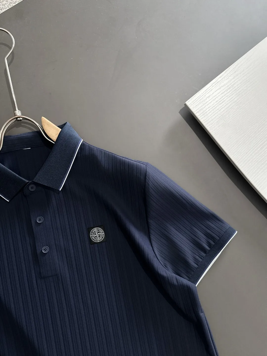🅿️330 shipped next day, high quality Stone lsland/Stone Island 25ss spring and summer new high-definition POLO lapel T-shirt. Made with machines imported from Italy. It is truly the most luxurious and high-quality product. It is made of combed and heavyweight fabrics. High-strength and high-weight fabrics feel substantial when weighed. The upper body is also more textured than ordinary T-shirts and is not easy to deform. This texture can cope with the weather. It absorbs sweat and is breathable, suitable for both hot and cold! Perfectly produced with reference to the original stitch and stitch! The loose fit design is super noble. Custom-woven signature ribbed collar, cuffs, and hem. Really rare and rare goods Size: M-XXXL